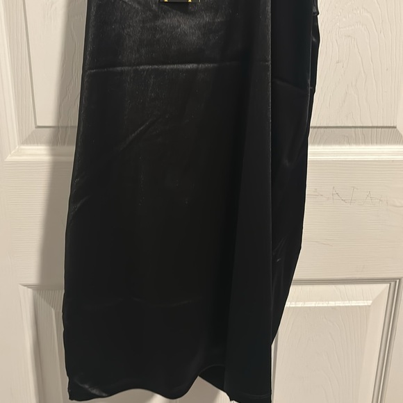 Silky Black dress - Picture 4 of 4